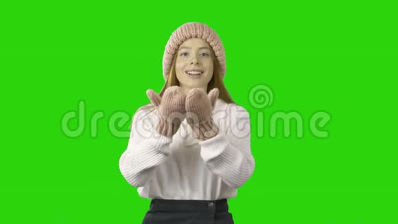 圣诞快乐新年快乐充满乐趣穿着粉红色针织帽子和手套的女孩模仿她身上的雪视频的预览图