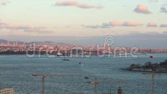 日落时博斯普鲁斯海峡海港和博斯普鲁斯货船的宽阔框架视频的预览图