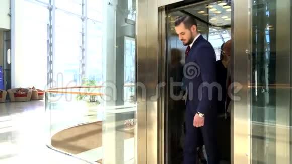 从电梯里出来的商人视频的预览图