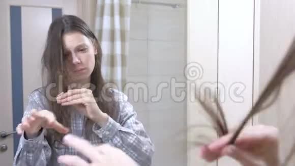 女人在浴室里看着她干脆的头发视频的预览图