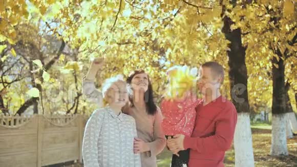 幸福的家庭在美丽的秋天公园休息视频的预览图