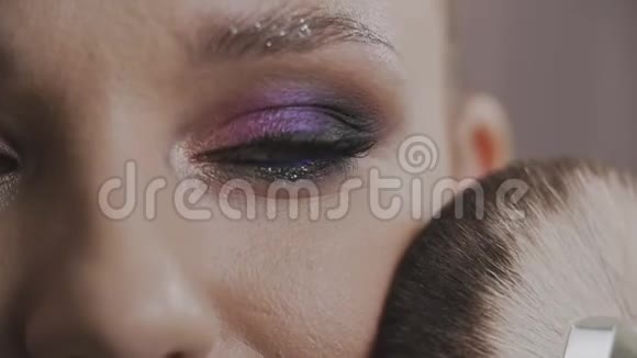 女性化妆用大化妆刷在慢模中化妆的特写视频的预览图