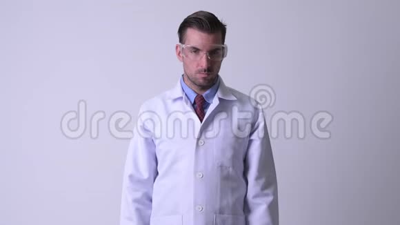 年轻的西班牙男子医生摘下防护眼镜视频的预览图