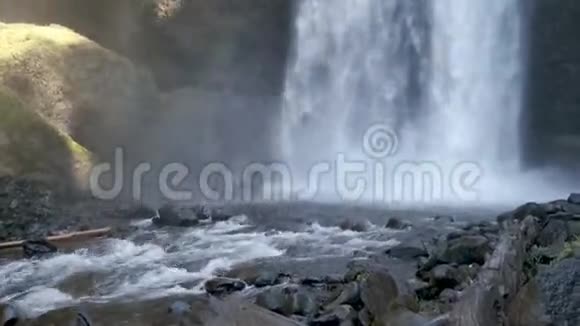 默尔瀑布加拿大不列颠哥伦比亚省韦尔斯格雷省公园最著名的瀑布视频的预览图