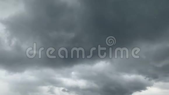 天空中乌云密布的暴风雨视频的预览图