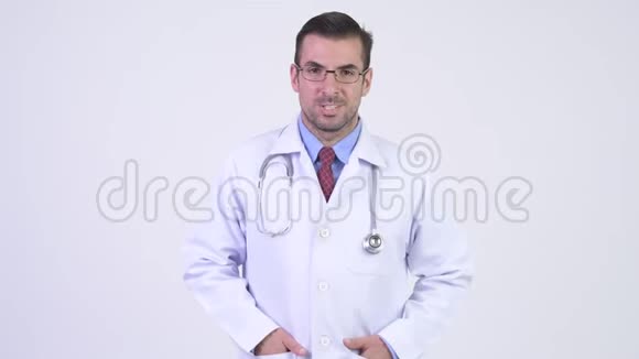 年轻英俊的西班牙男子医生在解释视频的预览图