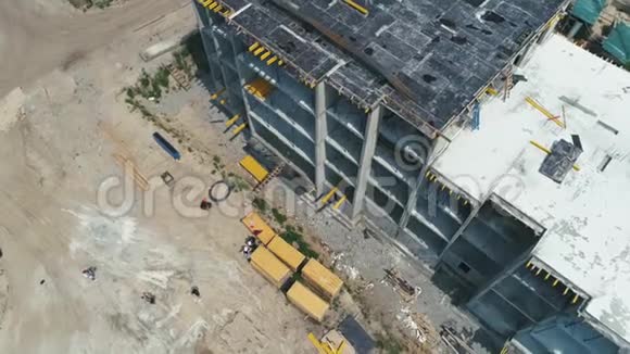 建筑施工过程中的空中镜头视频的预览图