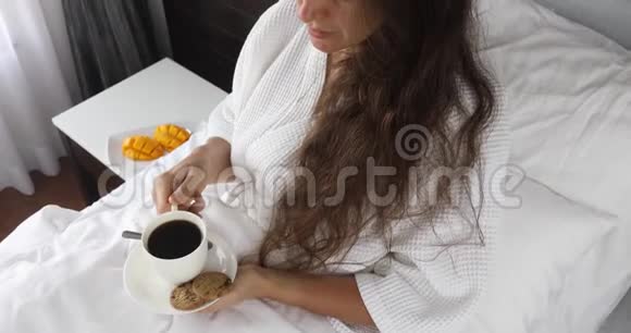女人抿着嘴喝咖啡视频的预览图