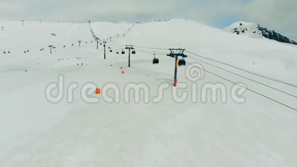 缆车在雪地里沿着有轨电车行驶视频的预览图