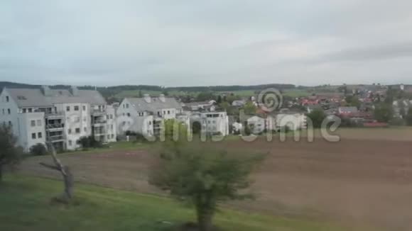 从火车窗口的村庄房子视频的预览图