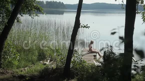 女人在湖边放松视频的预览图