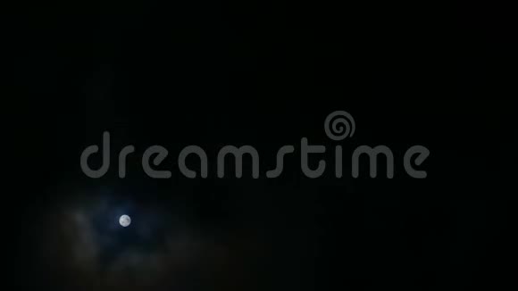 满月运动在黑暗暴风雨的夜空中的时间流逝满月在夜晚云层快速掠过视频的预览图