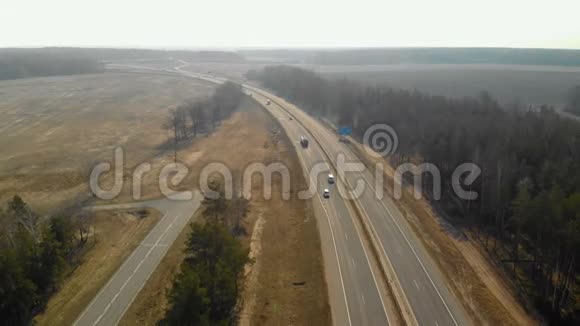 低交通高速公路的鸟瞰图视频的预览图