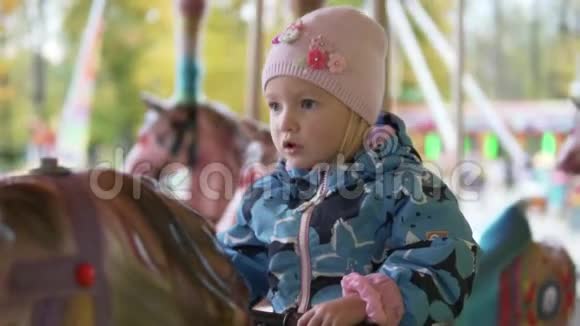 小女孩骑着马吸引人视频的预览图