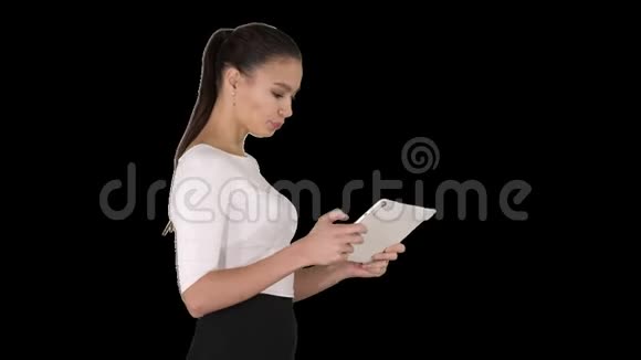 美丽的年轻成年女人在玩平板电脑游戏中玩得很开心阿尔法频道视频的预览图