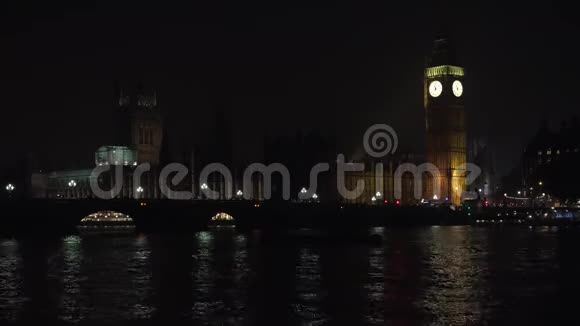 伦敦威斯敏斯特宫大本钟景观有出租车的交通繁忙街道视频的预览图