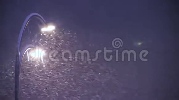 冬天降雪和路灯在暴风雪中视频的预览图