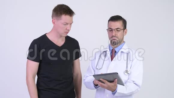 带着年轻病人看起来有罪的西班牙男人医生视频的预览图