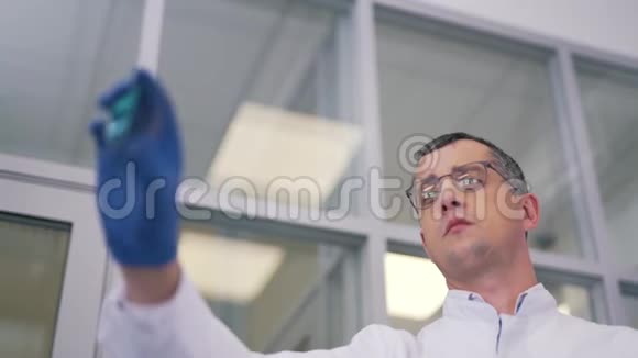 实验室技术人员检查眼镜镜片视频的预览图