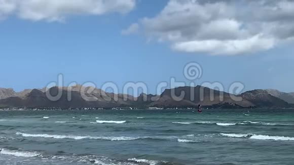 在马洛卡岛与冲浪者对抗视频的预览图