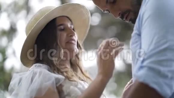 新婚夫妇的特写微笑和爱抚行动可爱的恋爱中的年轻夫妇幸福地在一起新婚夫妇视频的预览图
