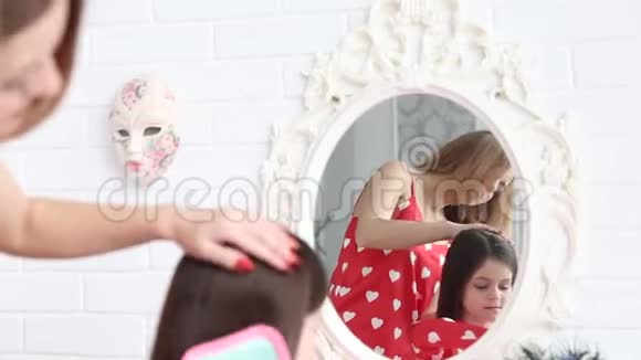 母亲梳着女儿头发视频的预览图