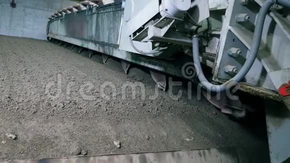 工厂机器与沙子一起工作视频的预览图