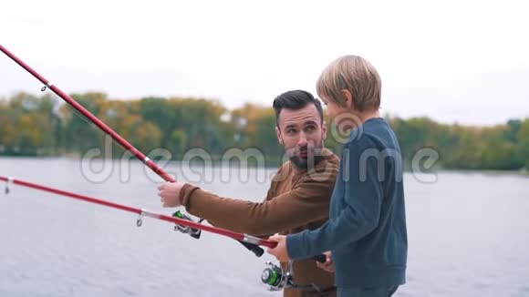 父子俩在钓鱼视频的预览图