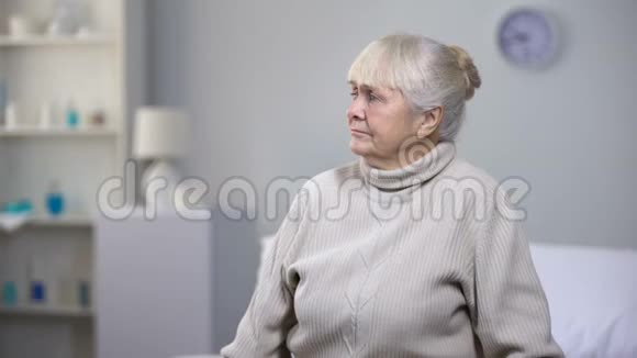 有魅力的老妇人拒绝医务工作者的药物治疗视频的预览图