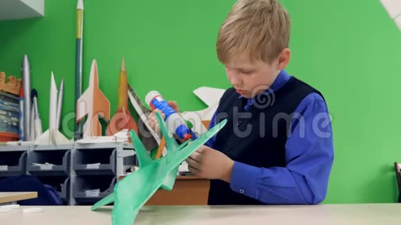 一个小男孩正在建造自己的飞机视频的预览图