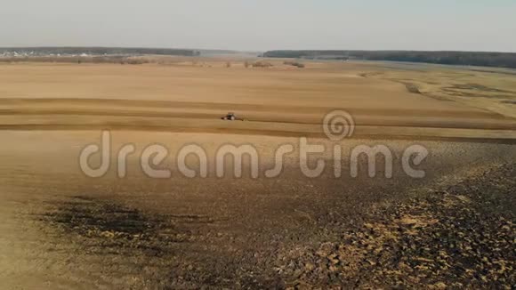 特拉科在初春时耕种土地从上面看到的田间农业工作土壤播种视频的预览图