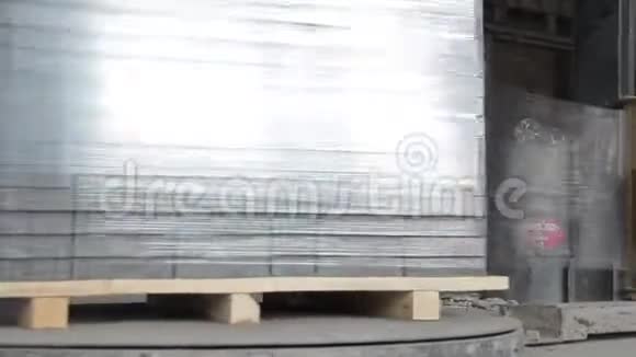 堆在托盘里的瓷砖仓库铺板在工厂为其生产包装产品专业编解码器视频的预览图