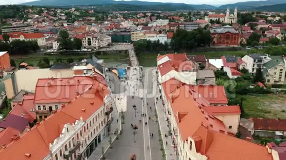 航空无人机城市全景欧洲城镇乌日霍罗德横贯乌克兰视频的预览图