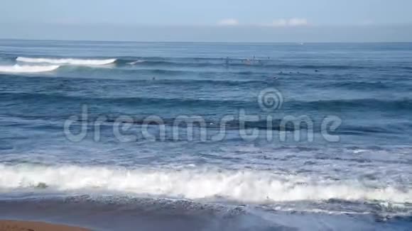 古斯塔里海岸线海滩海浪与冲浪者视频4K视频的预览图