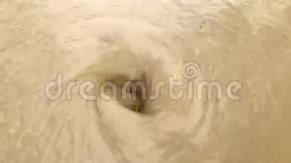水中的自然漩涡视频的预览图