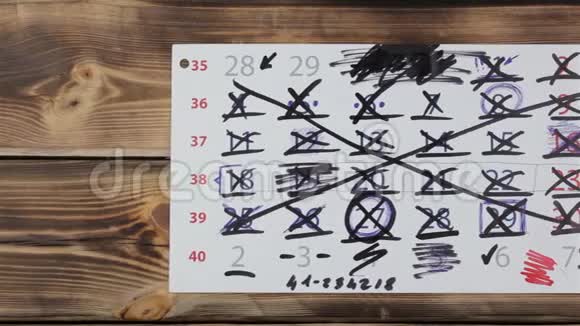 木制背景上有标记的日历视频的预览图