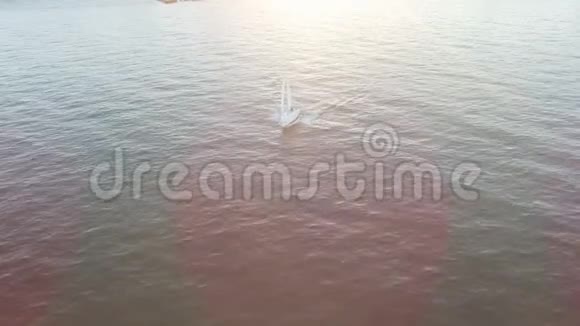 出港帆船的高角度鸟瞰图视频的预览图