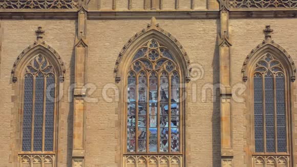 在阳光明媚的天气里中世纪哥特式教堂的彩色玻璃窗惊人视频的预览图