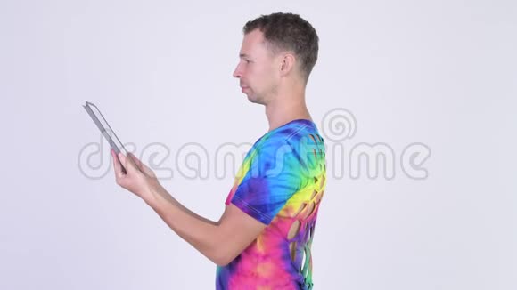 带领带染料衬衫的男士数码平板电脑简介视频的预览图