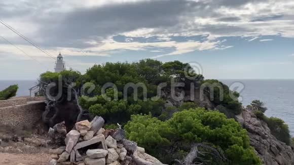 马洛卡湾岩石海岸上的灯塔视频的预览图
