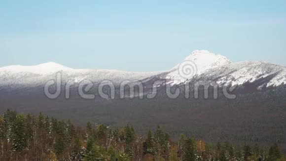 塔干山岭峰的全景覆盖着雪俄罗斯乌拉尔塔加奈国家公园冬季视频的预览图