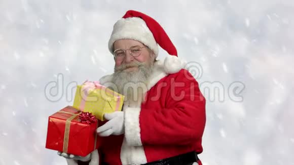带着礼物盒和拇指的圣诞老人视频的预览图