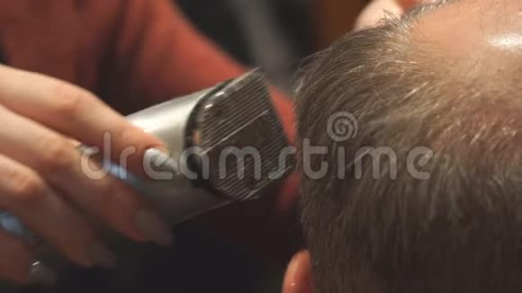 理发师用电动剪头剪头理发视频的预览图