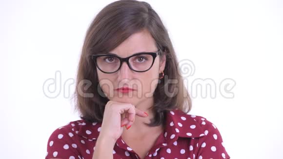 戴眼镜的压力大的女人的脸往下看视频的预览图