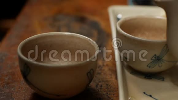 把红茶倒在咖啡馆的木桌上的小碗里视频的预览图