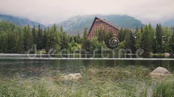 湖畔宁静的山湖旅游酒店视频的预览图