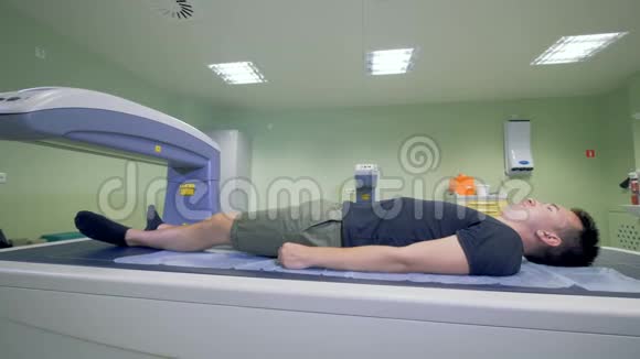 男性患者正在接受x光设备扫描4K视频的预览图