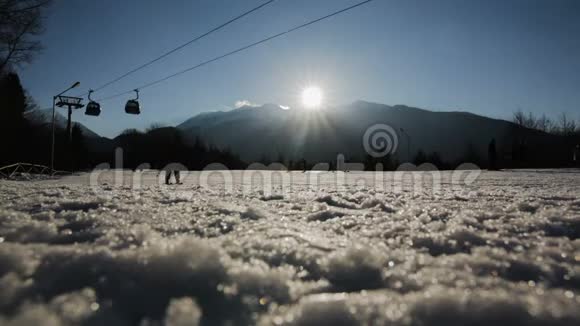 欧洲滑雪胜地滑雪道上人们的剪影视频的预览图