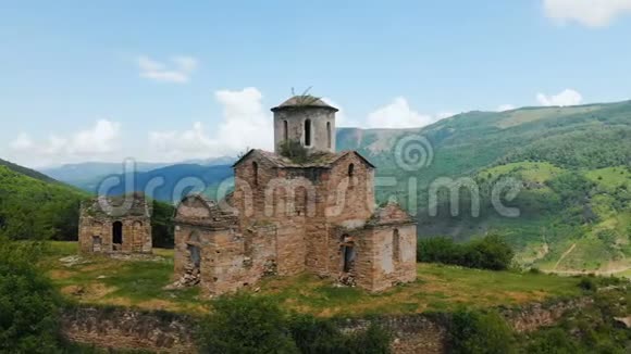 鸟瞰一座古老的部分被毁的公元十世纪的基督教教堂位于高加索山脉视频的预览图