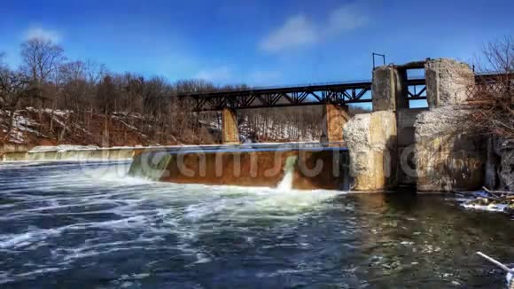 加拿大Brant的时间推移大坝和铁路桥视频的预览图